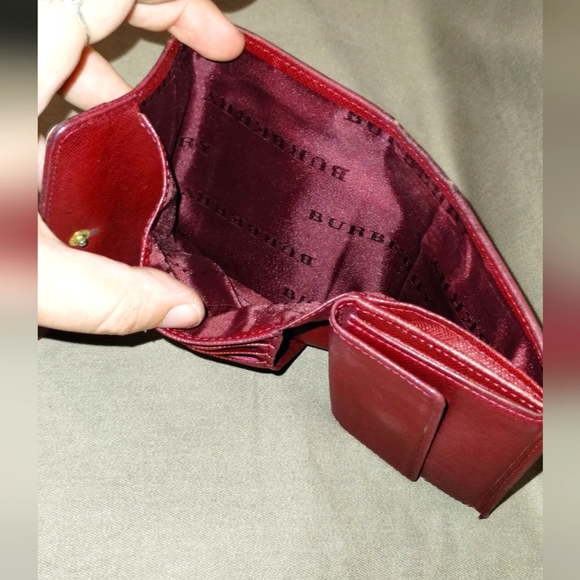 VINTAGE BURBERRY WALLET ~GREAT CONDITION~ AUTHENTIC ~LOTS OF PLACES TO PUT STUFF - Picture 7 of 13
